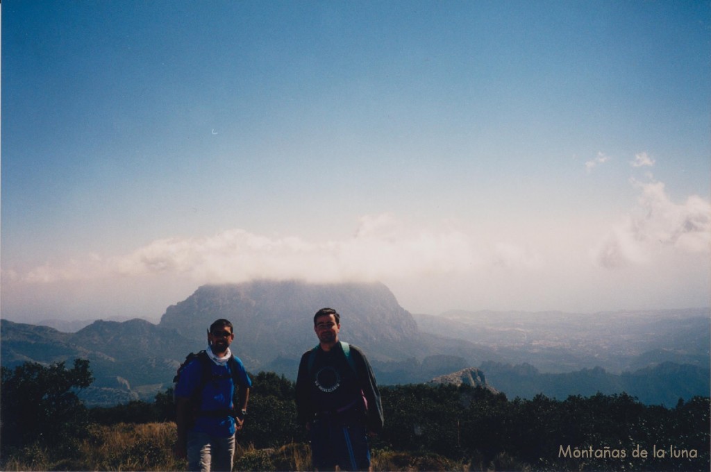 Jesús y Joaquín en la cima del Penya Alta, 1.505 mts., detrás el Puig Campana cubierto